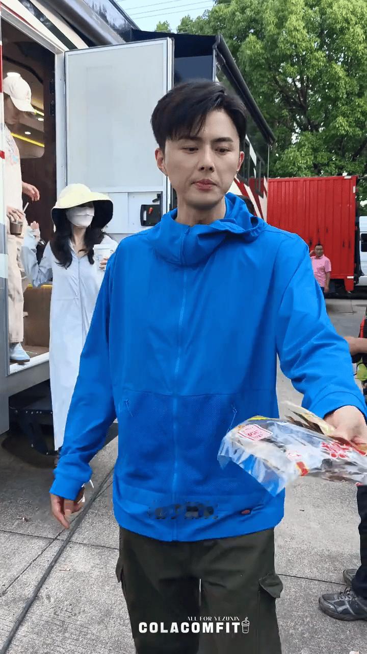 真不像是演的
“没被人欺负你吧”
41岁叶祖新竟然一脸少年感
这也是我第一次没有