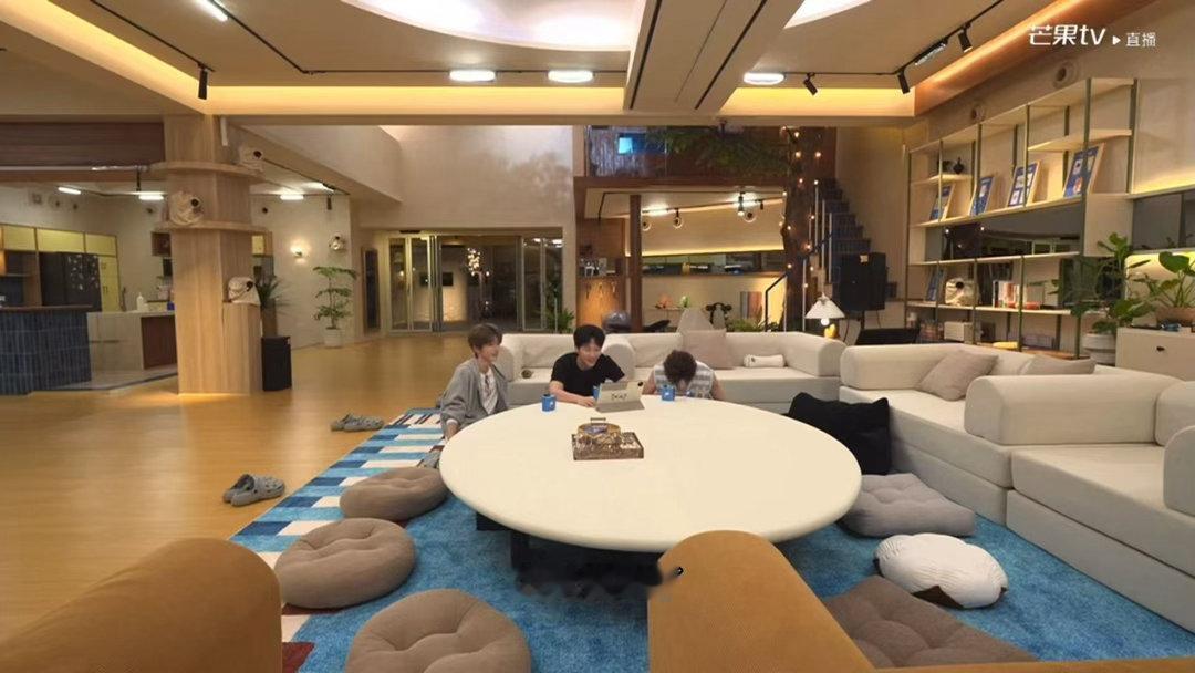 何老师催促檀健次丁程鑫我们的宿舍檀健次一句我在路上差点蒙混过关，奈何队友直接拆穿