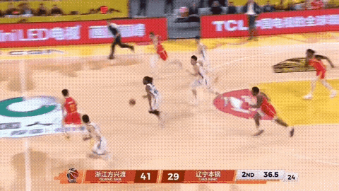 孙铭徽钉板大帽姜宇星，这个护框真的出色



辽宁对阵广厦比赛中，辽宁反击，威尔