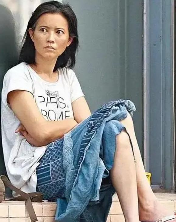 2005年，成奎安得知蓝洁瑛生活窘迫没钱吃饭，就赶到蓝洁瑛的房子附近，特意嘱咐每