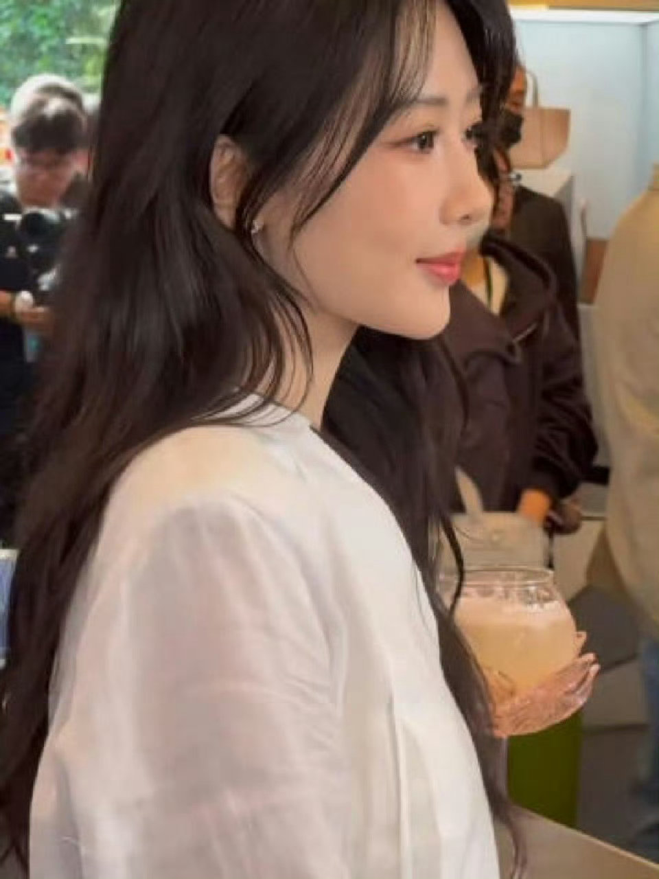 杨紫白衬衫大波浪杨紫这么素那么美和昨天不一样的风格，杨紫这么素那么美！ ​​​