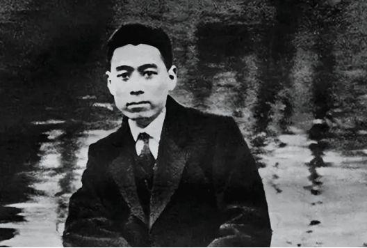 927年，周恩来被捕。谁料，审讯他的人，是他的学生。他凑近周总理，轻声说：“周主