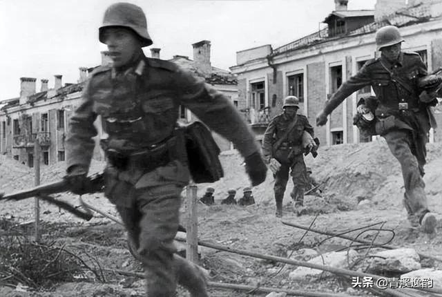 在斯大林格勒战役中，13万人的第62集团军打到最后只剩不到四百人，而第62集团军