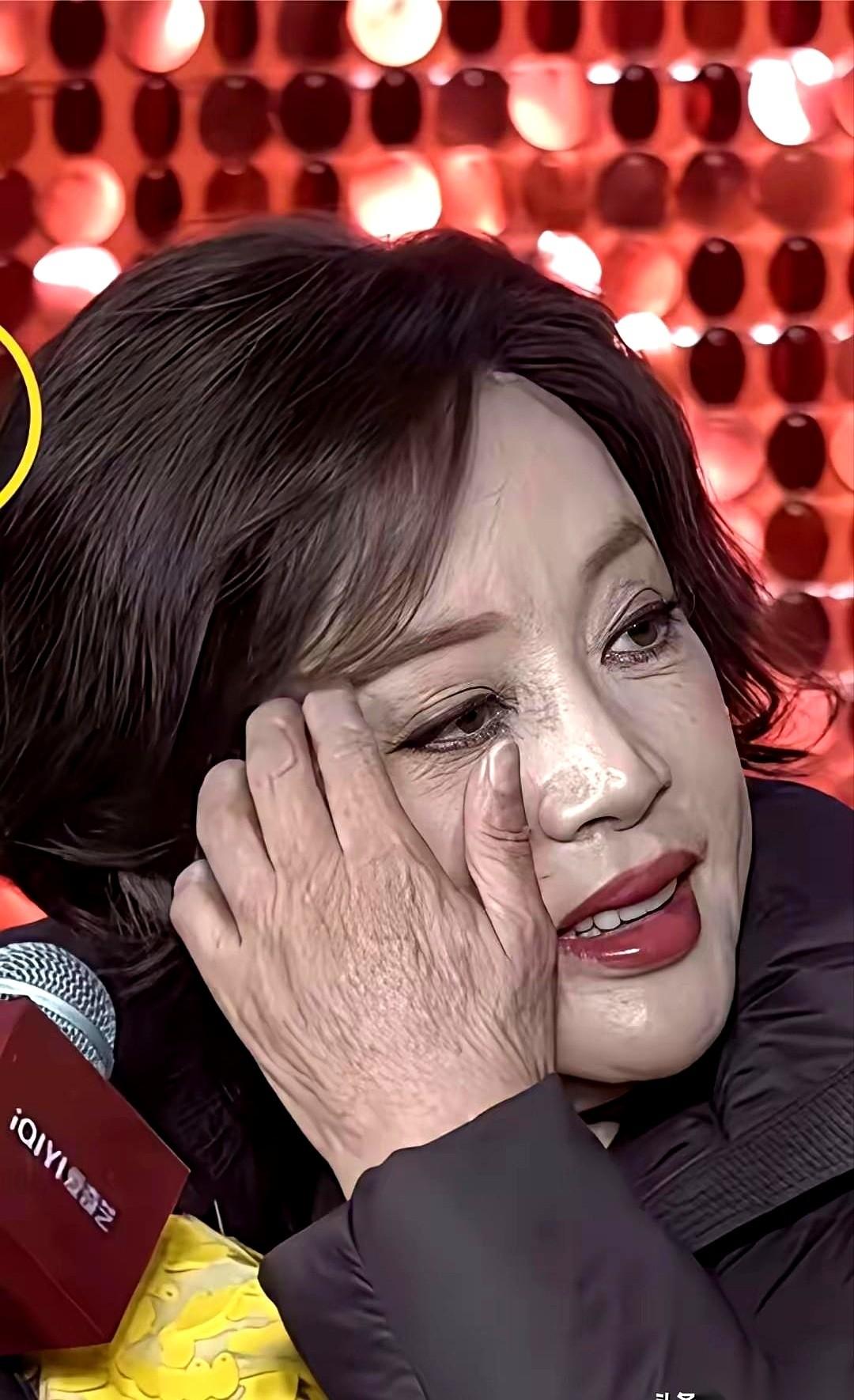 刘晓庆那张照片，有点东西。
脸上，光打得足足的，皮肤看着，紧绷得找不出一丝褶子。