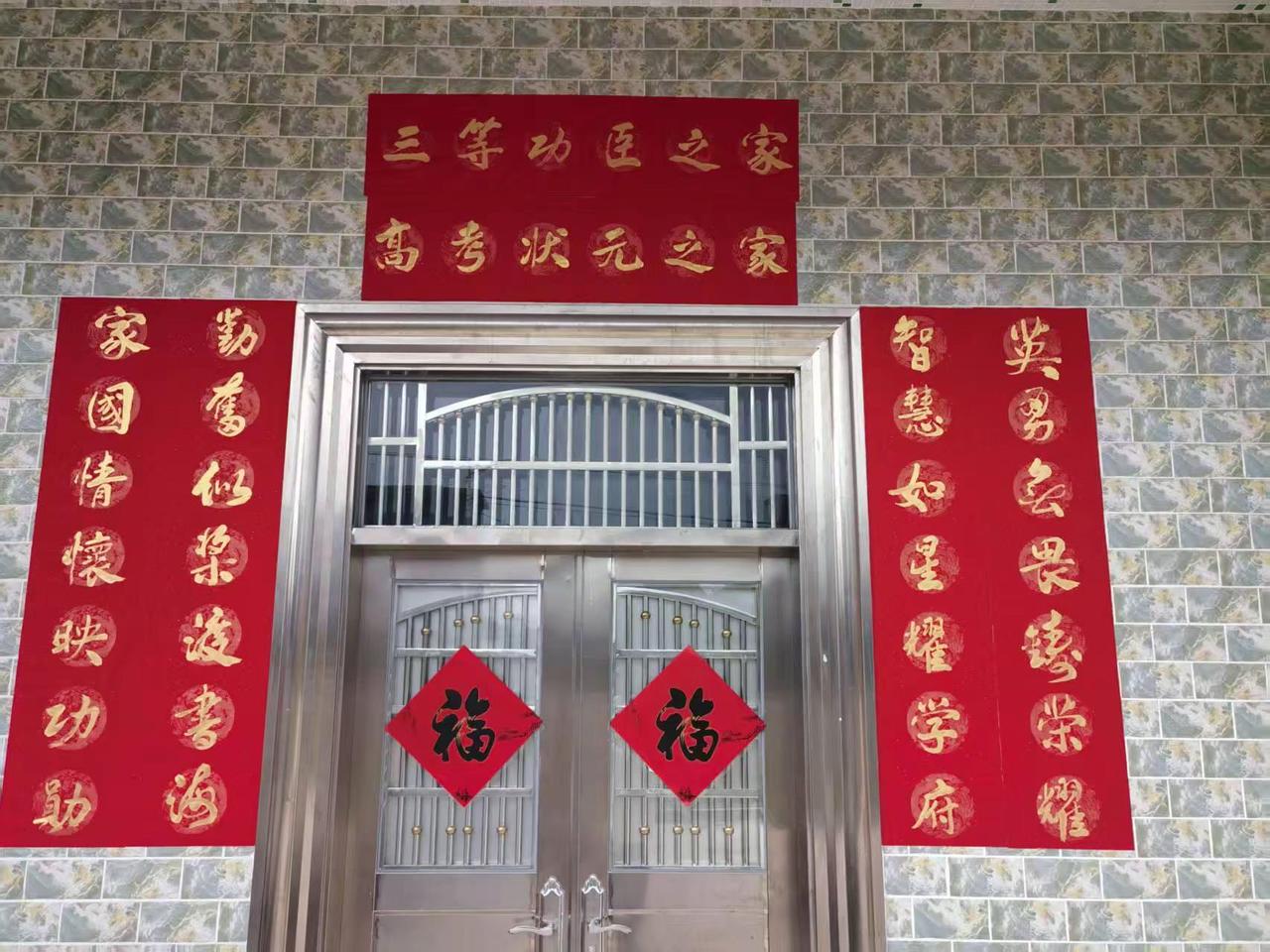 我是青少年教育问题的深度研究者，欢迎咨询。作为本土的文科状元三等功，广东黑牛哥同