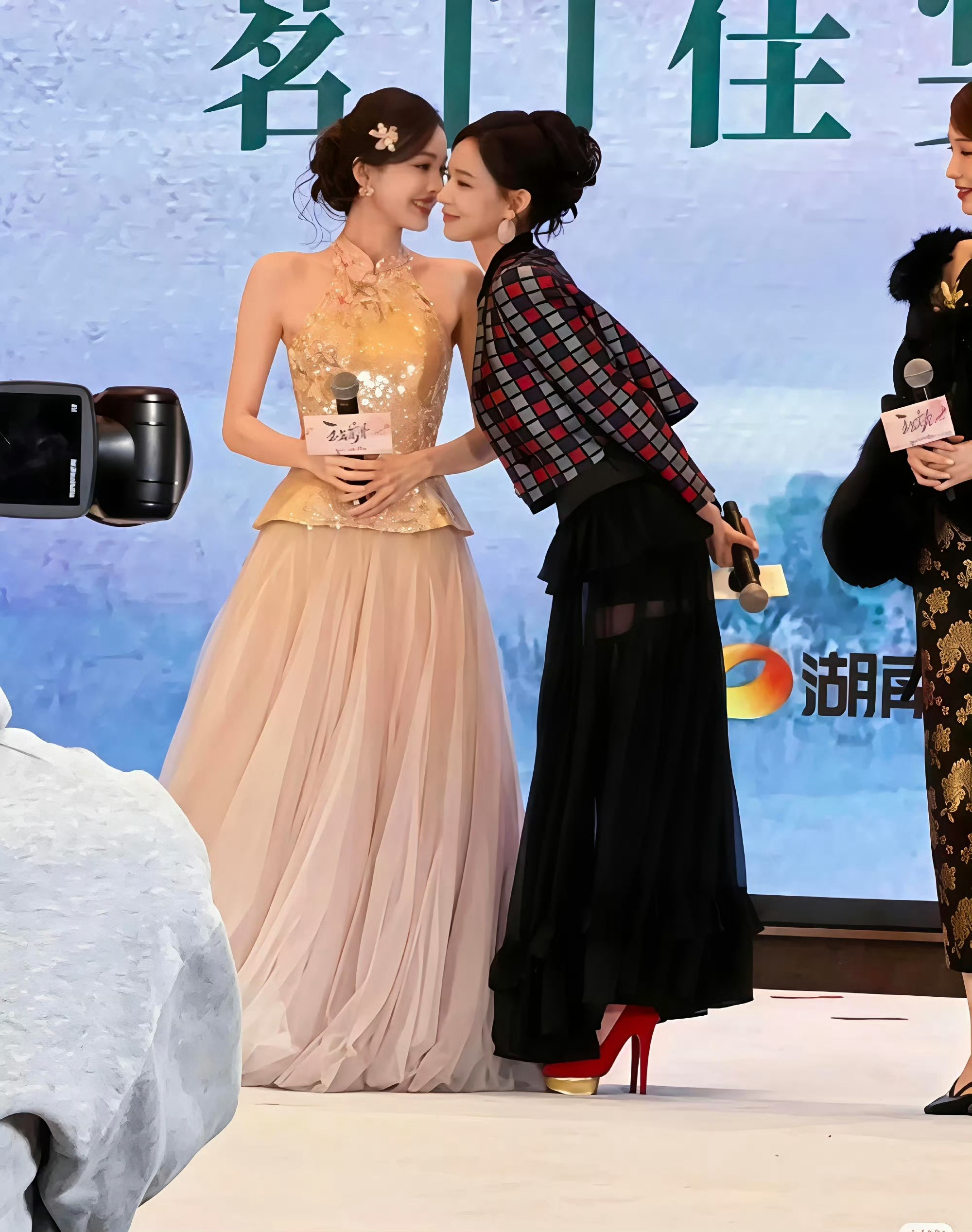 娜扎×程潇同台跳舞，程潇被艳压了吧？果然高个子就是出美女