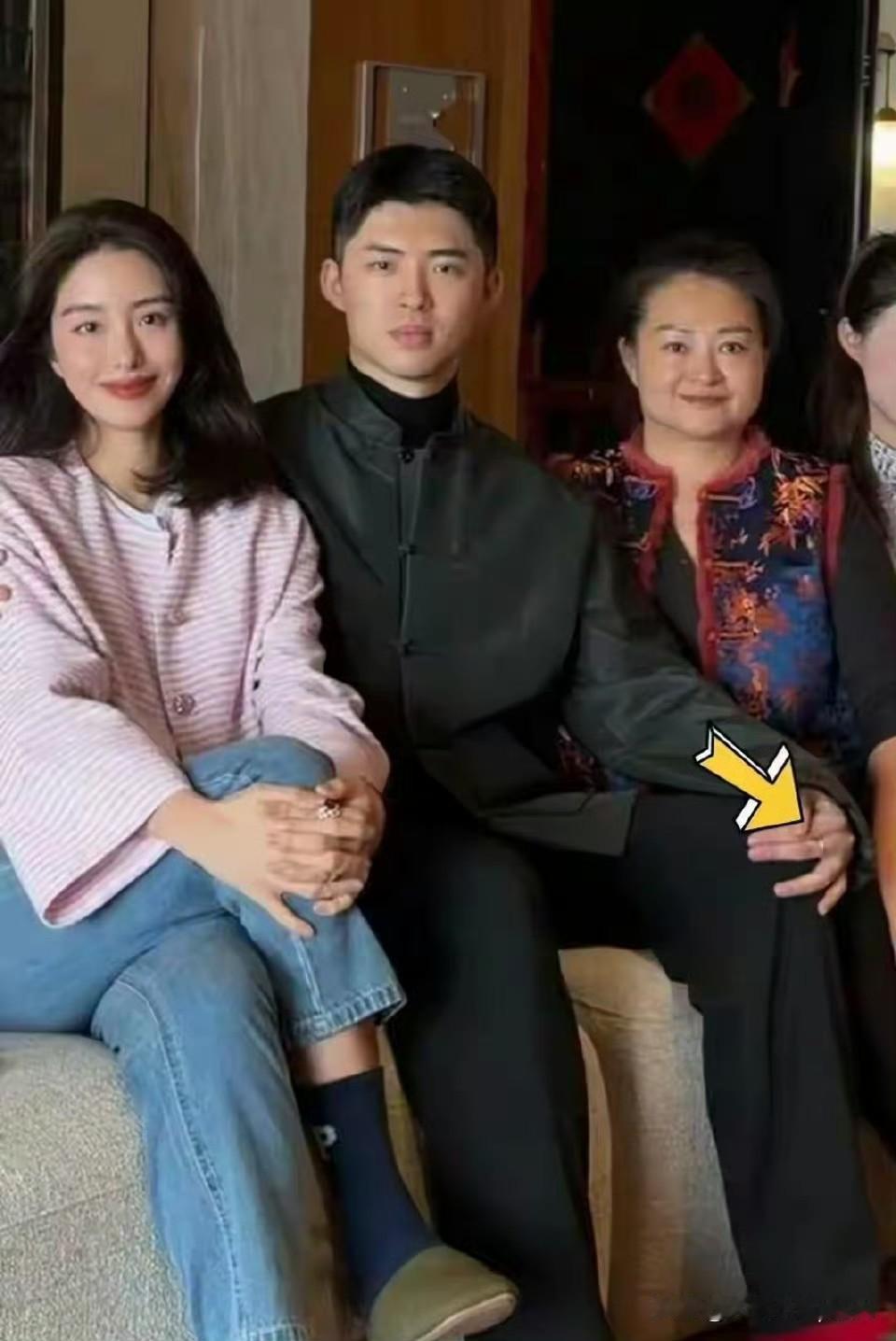 杨采钰这一手确实玩得漂亮！
不再像之前那样拼影视资源，但是扔然保持工作，现在生活