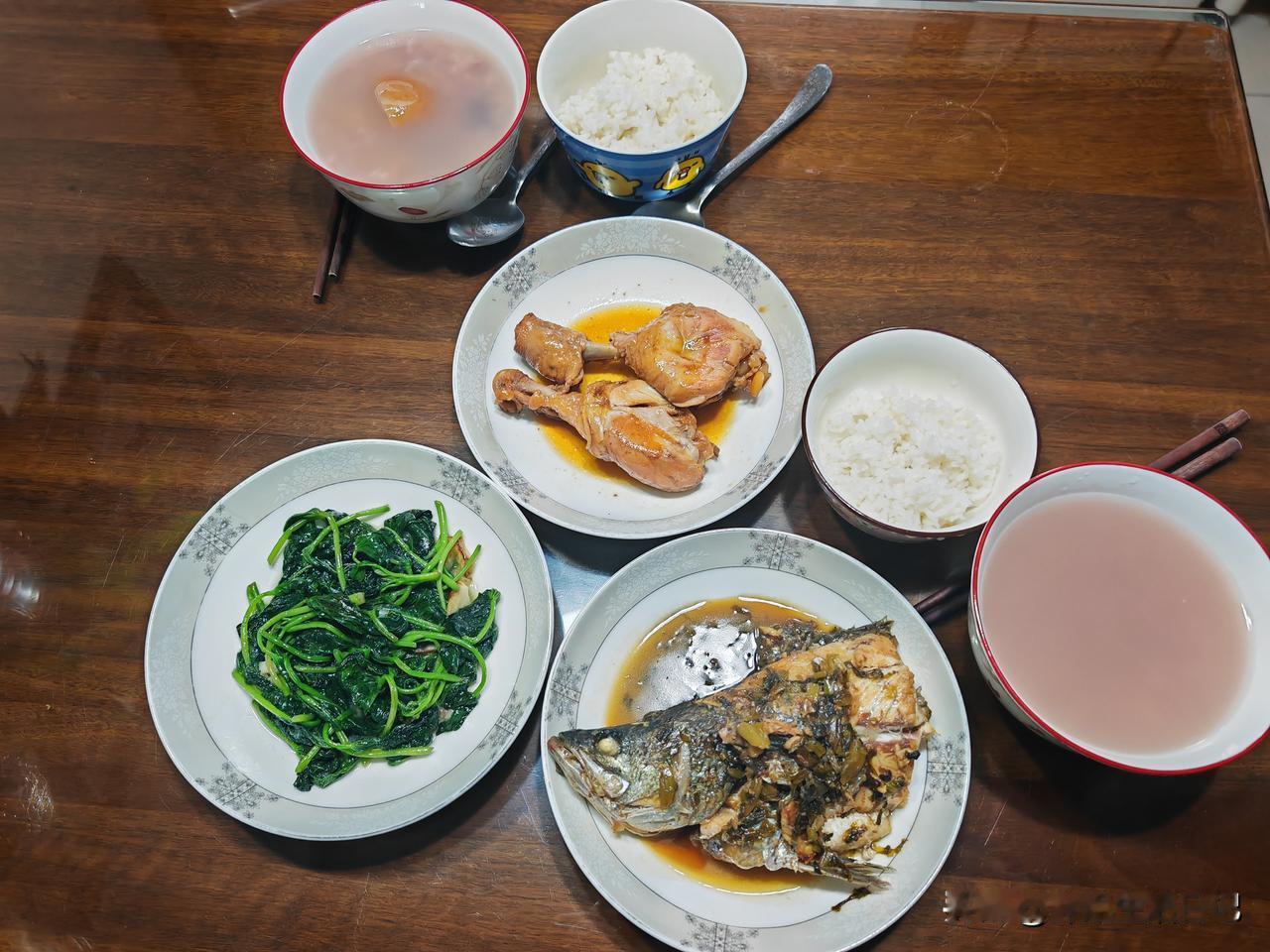 晚餐分享～
每天晚饭给孙子吃什么我也是用心良苦，他喜欢喝粥，我就把秋月梨米粥和苹