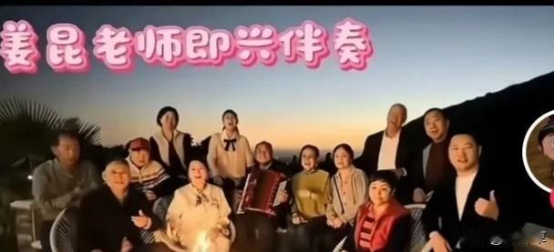 家定在美国，人拿着国内高额退休金，为一帮美国朋友以红歌来助圣诞之兴，真是岂有此理