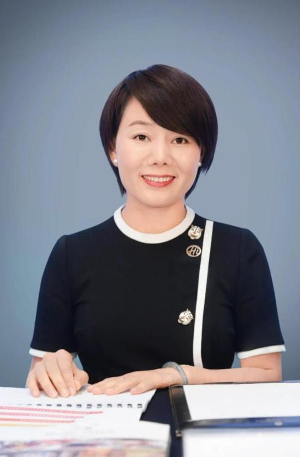 四川一女子为给哥哥还债，不惜陪伴老板24年，没想到老板后来大手一挥，女子身价直接