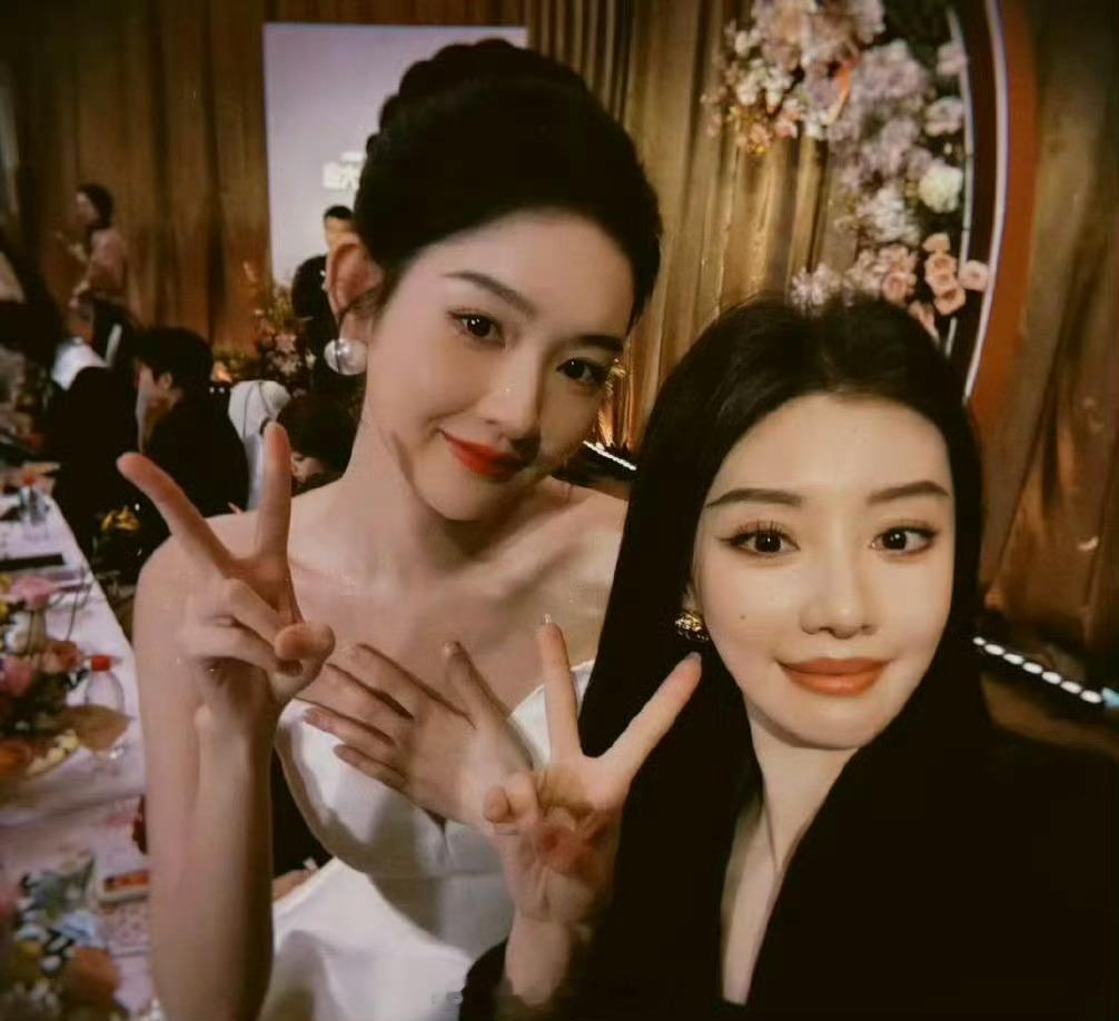 王鹤润之前还和王玉雯亲密合影来着就这么公开下场吐槽这多尴尬呀…… 