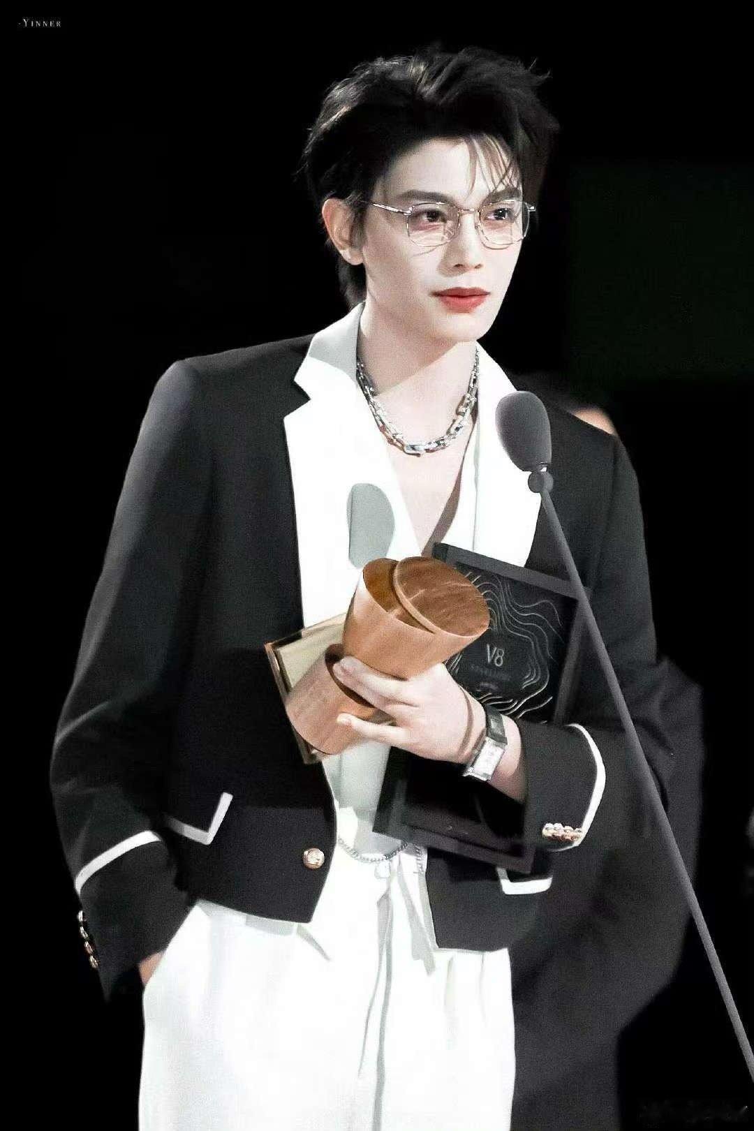 丁禹兮晋江式少年音  丁禹兮生动形象的让大家感受到了什么才是晋江少年音！他可以说