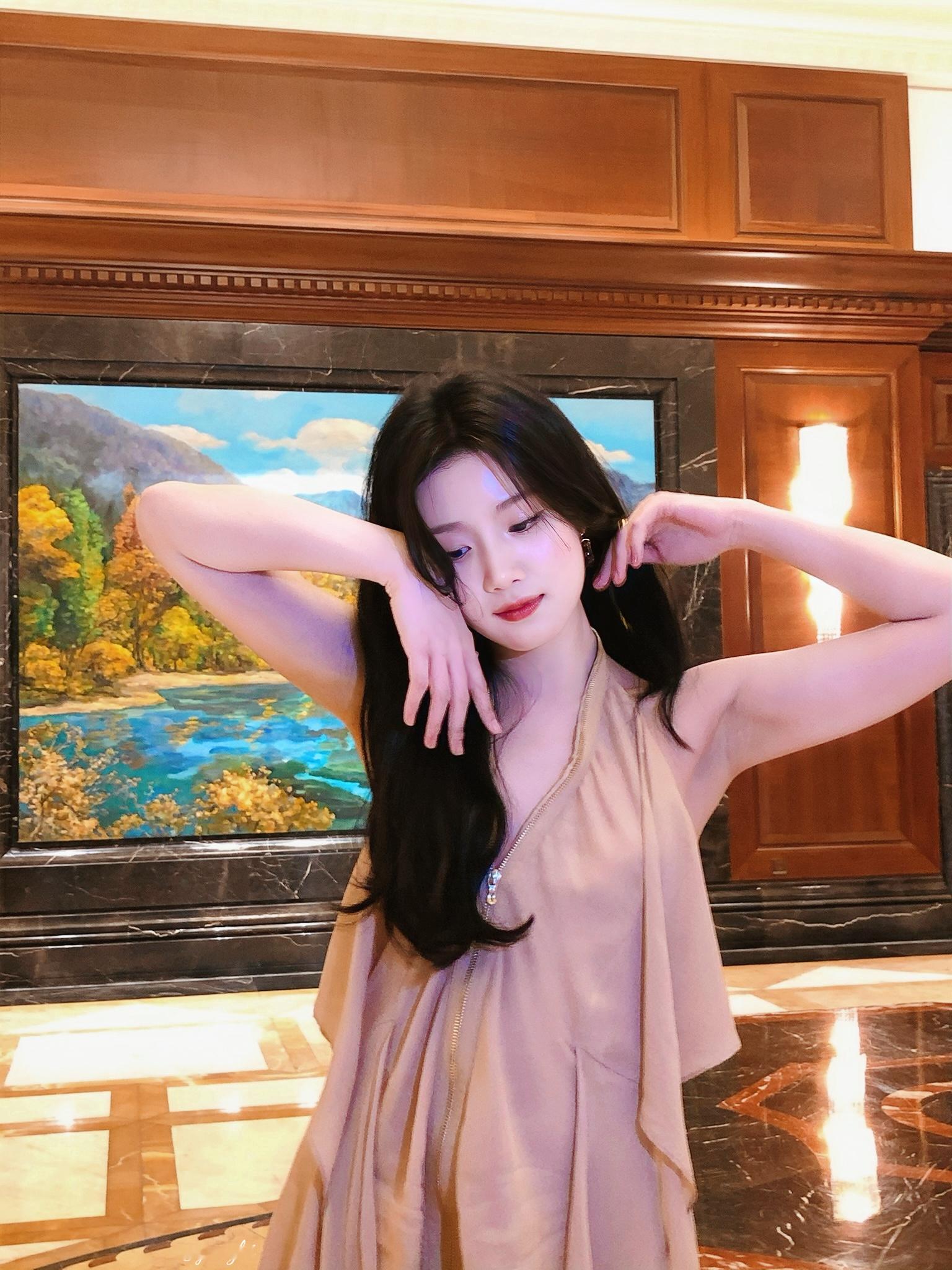 卢昱晓[超话]  好喜欢这张图的色调卢昱晓 🥯卢昱晓胡羞 🍞 ​​​