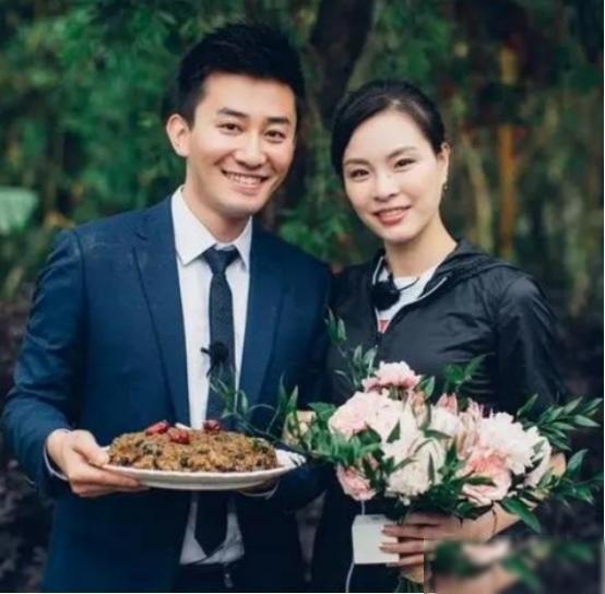 奥运冠军吴敏霞，大婚时，跪着给婆婆敬茶，对方脸色冷得能结冰。当时不少人还猜，这位