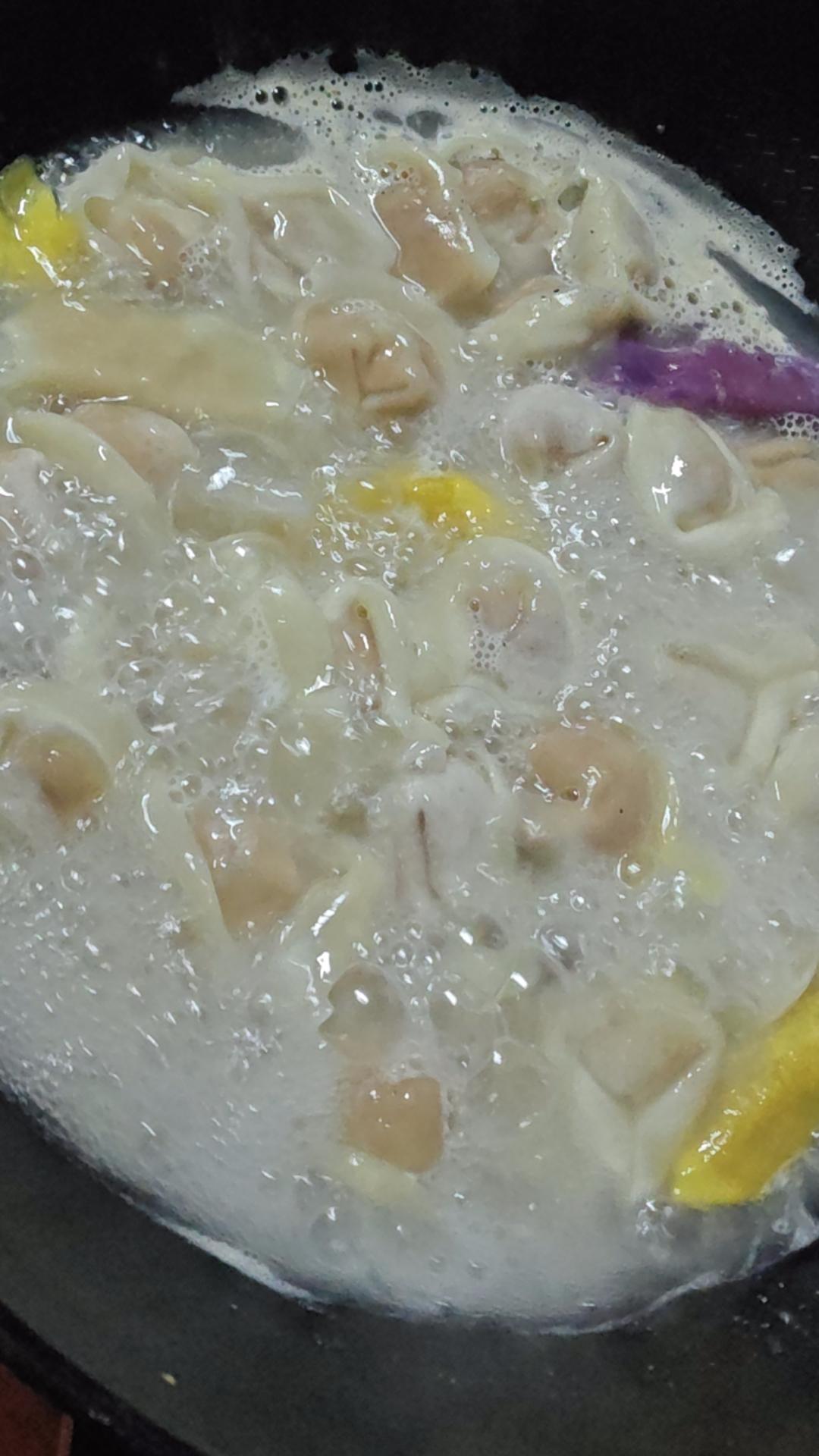 这是自己做的饺子
还在锅里的样子
新手做饭。

个人感觉还可以，最少还是熟了的