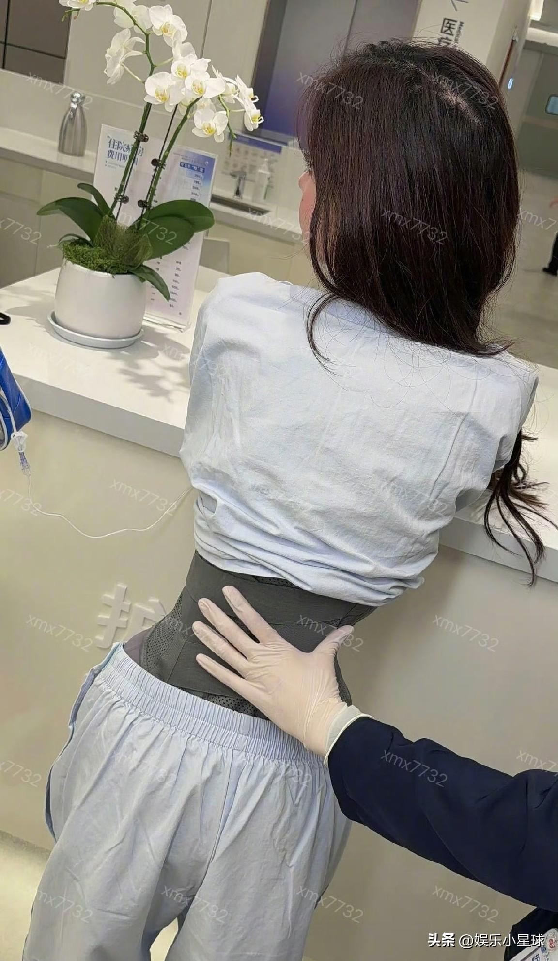 韩安冉又因身材话题引发热议。为追求“折角腰”，将肋骨软化，腰围看起来只有巴掌大，