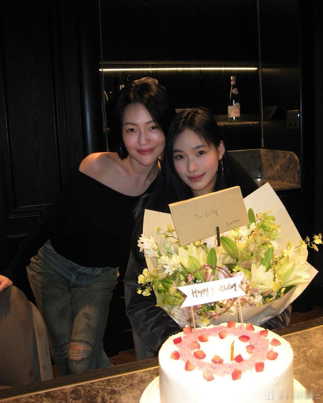 小S为二女儿庆17岁生日  小S为17岁Lily庆生 谁敢相信这是母女，太养眼了