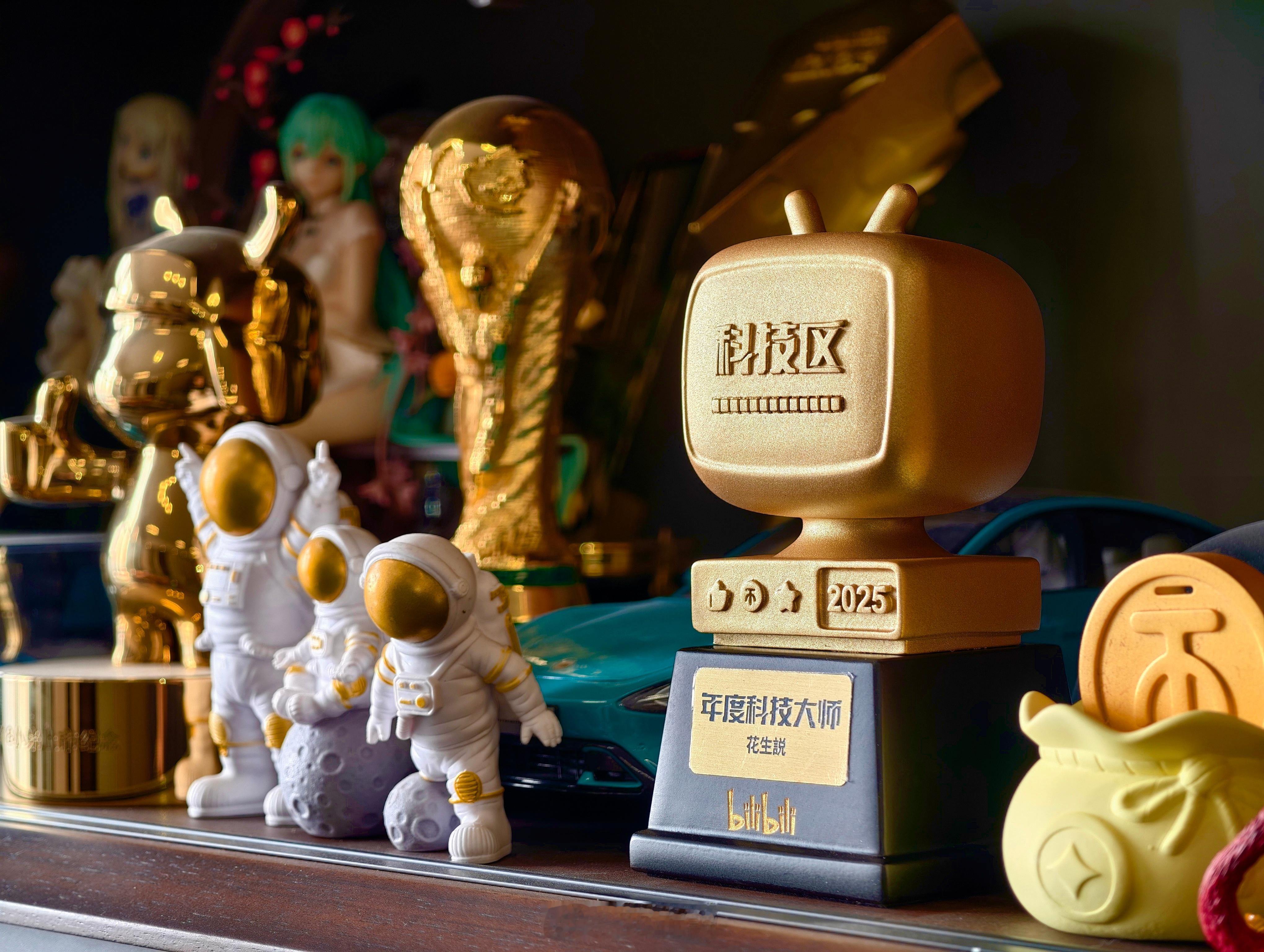 拿到 2025 年度科技大师奖杯，感谢 B 站科技区认可，新的一年继续努力做好视