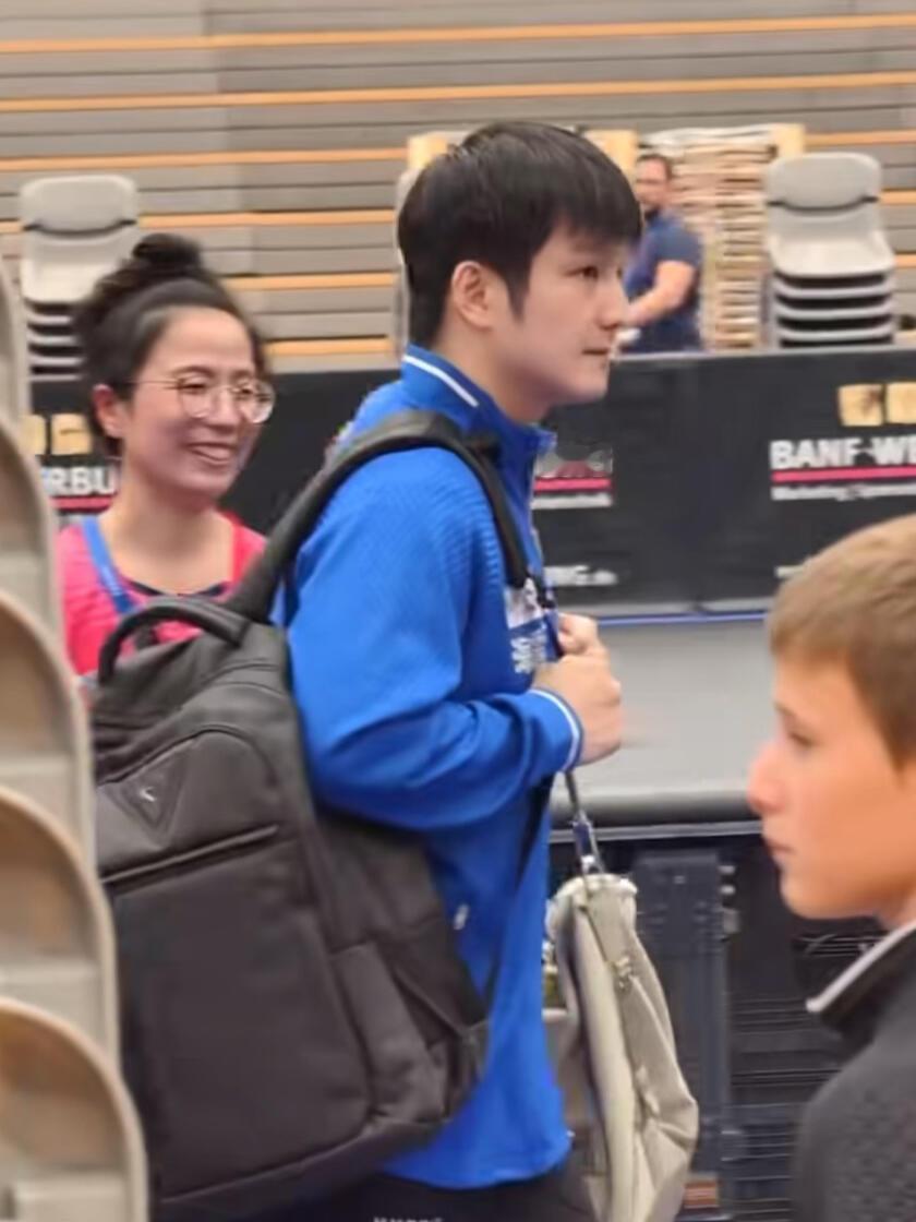 樊振东回到德国普通的训练日常，上训或下训遇见了，还就在身边走过，谁又幸福了！
后