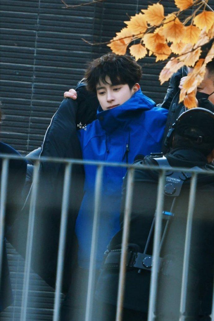 敖瑞鹏蓝冲锋衣路透敖瑞鹏不二之臣冲锋衣造型敖瑞鹏不二之臣蓝冲锋衣路透，干净利落，