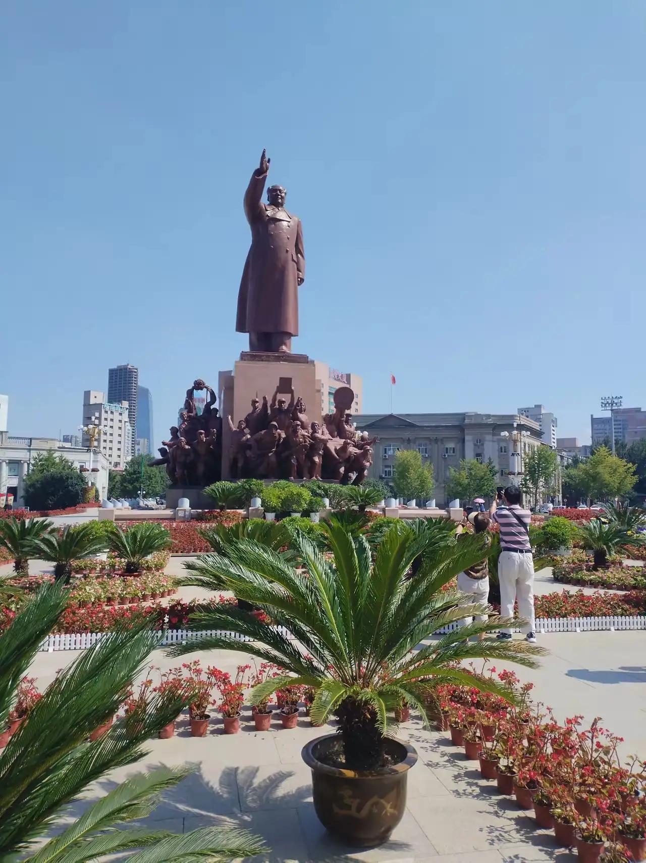 沈阳红旗广场的毛主席塑像，
就像是领航的灯塔屹立在沈阳市区！
这座毛主席塑像有人