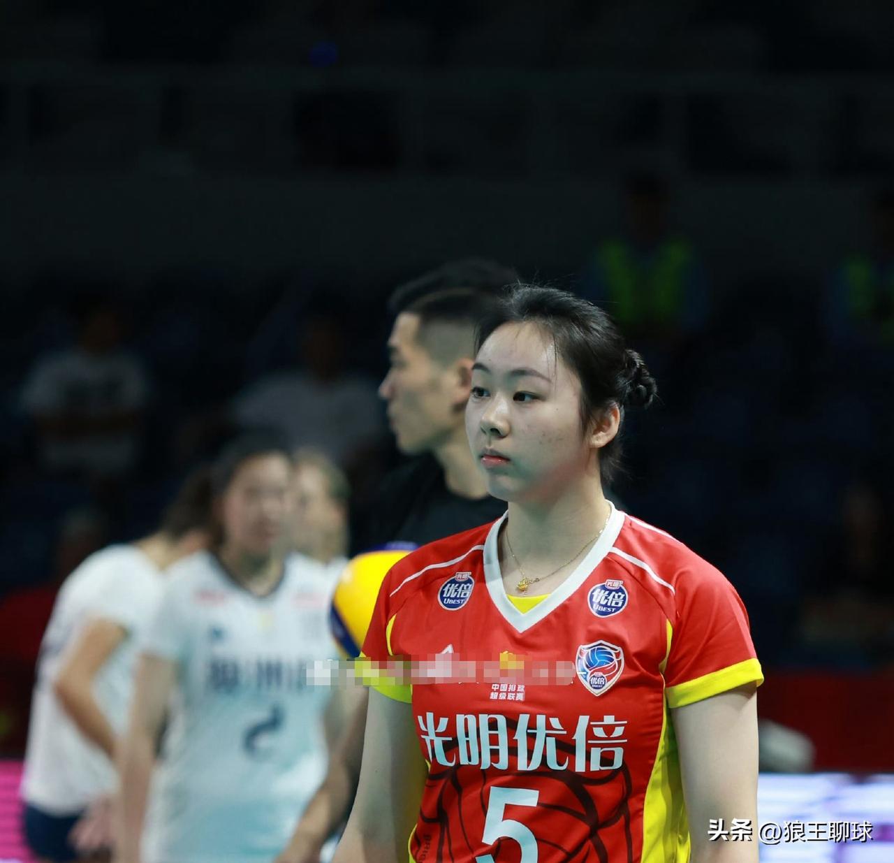 上海女排替补二传黄欣悦传球很快，慢慢从王之腾那难以适应的破高球回到青年队打快的舒