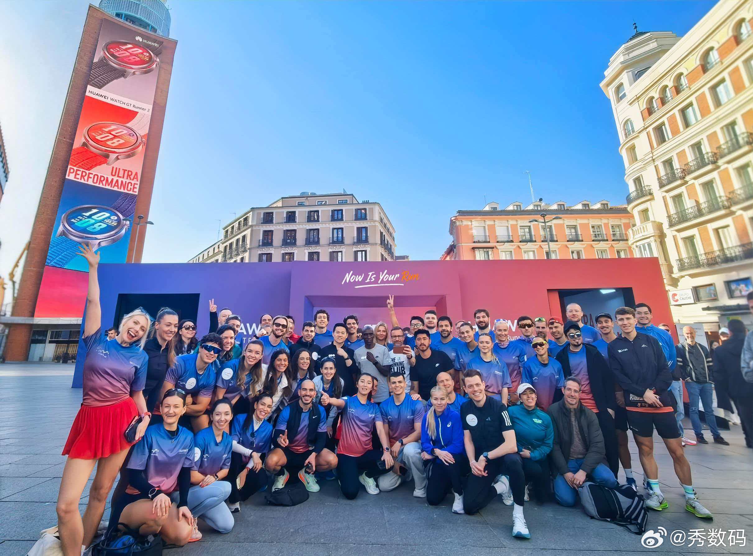 华为快闪店亮相马德里核心商圈，基普乔格及多位世界冠军也来到了现场，与全球跑着齐聚