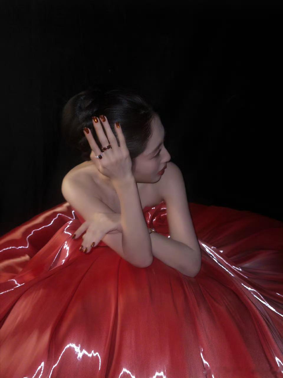 邢菲红裙邢菲流光抹胸红裙，芜湖就很惊艳啊，一整个斯哈斯哈，状态超好的！ 邢菲流光