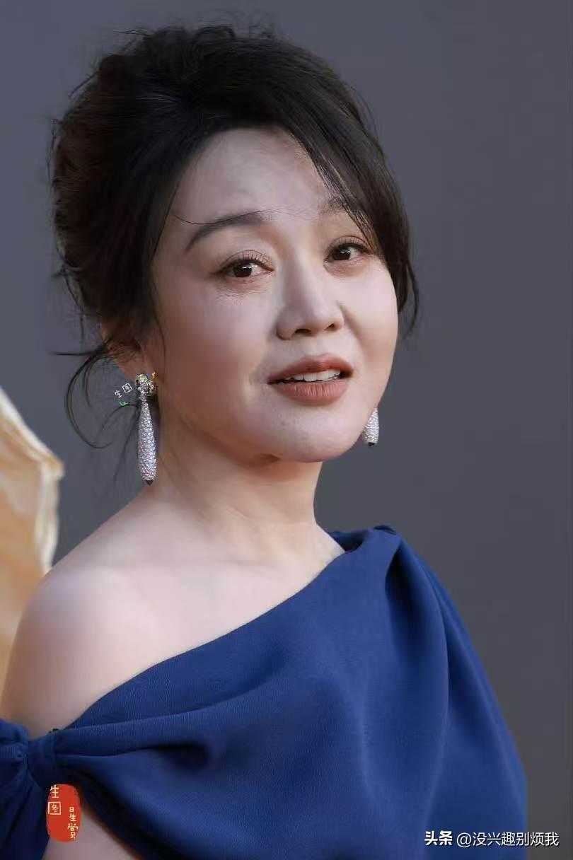 闫妮红毯生图，蓝调微醺迷人