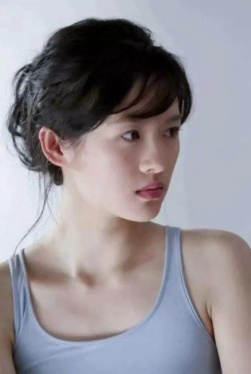 杨澜采访年轻的章子怡：“有没有哪一次觉得挺不住了？”章子怡很坚定：“没有，我都挺