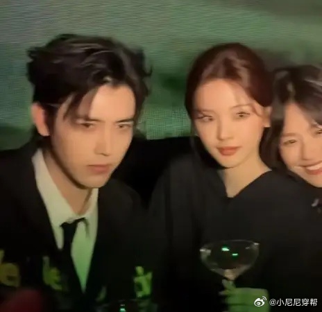 陈飞宇、马思纯、杨超越巴黎时尚周同框了，阿瑟身穿黑色连帽外套搭配西裤，近照又高又