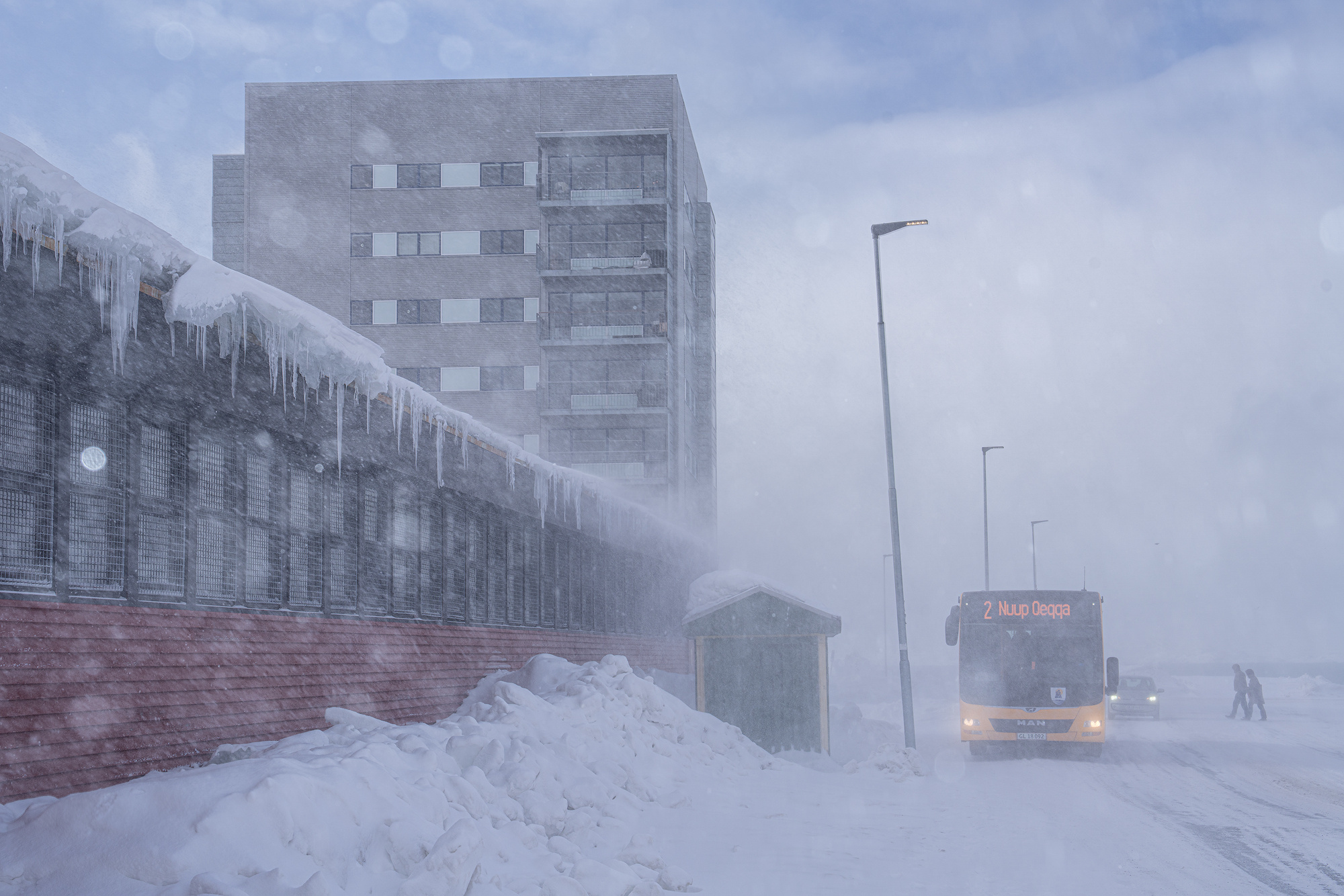 暴风雪中的格陵兰岛首府努克，努克是格陵兰岛最大城市，高楼大厦和公交系统已经与世界