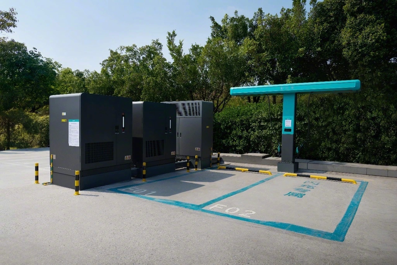 比亚迪闪充基建落地速度拉满！3.5 日刚发布 1500kW 全球最大功率 T 型