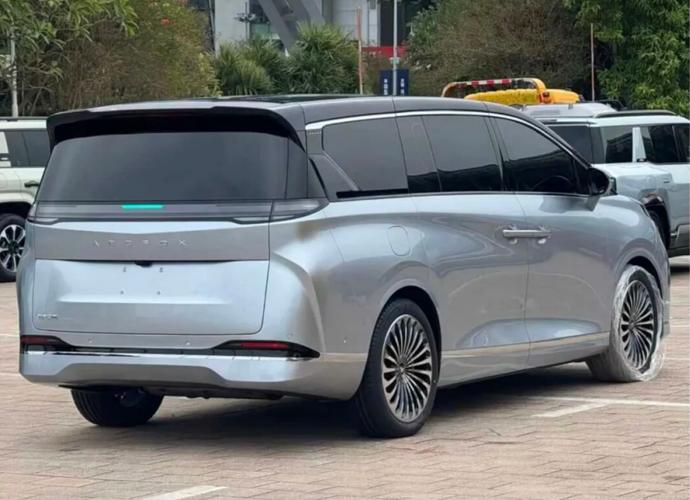 近日，北汽极狐MPV实车曝光，大格栅前脸硬朗线条秀肌肉