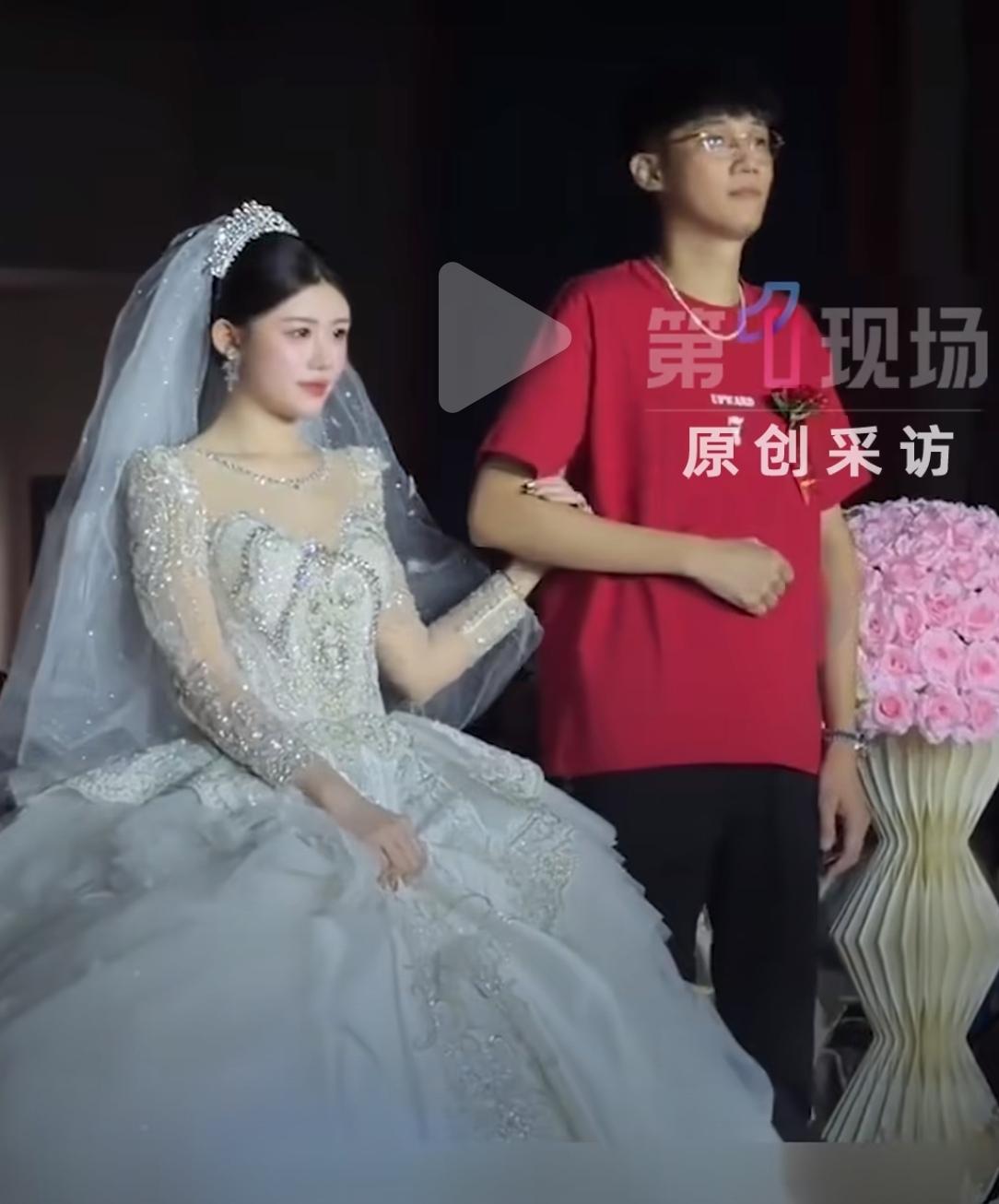 这位“小明哥”确实让人感叹——41岁当岳父，看着像女儿的哥哥，这基因是中了“冻龄