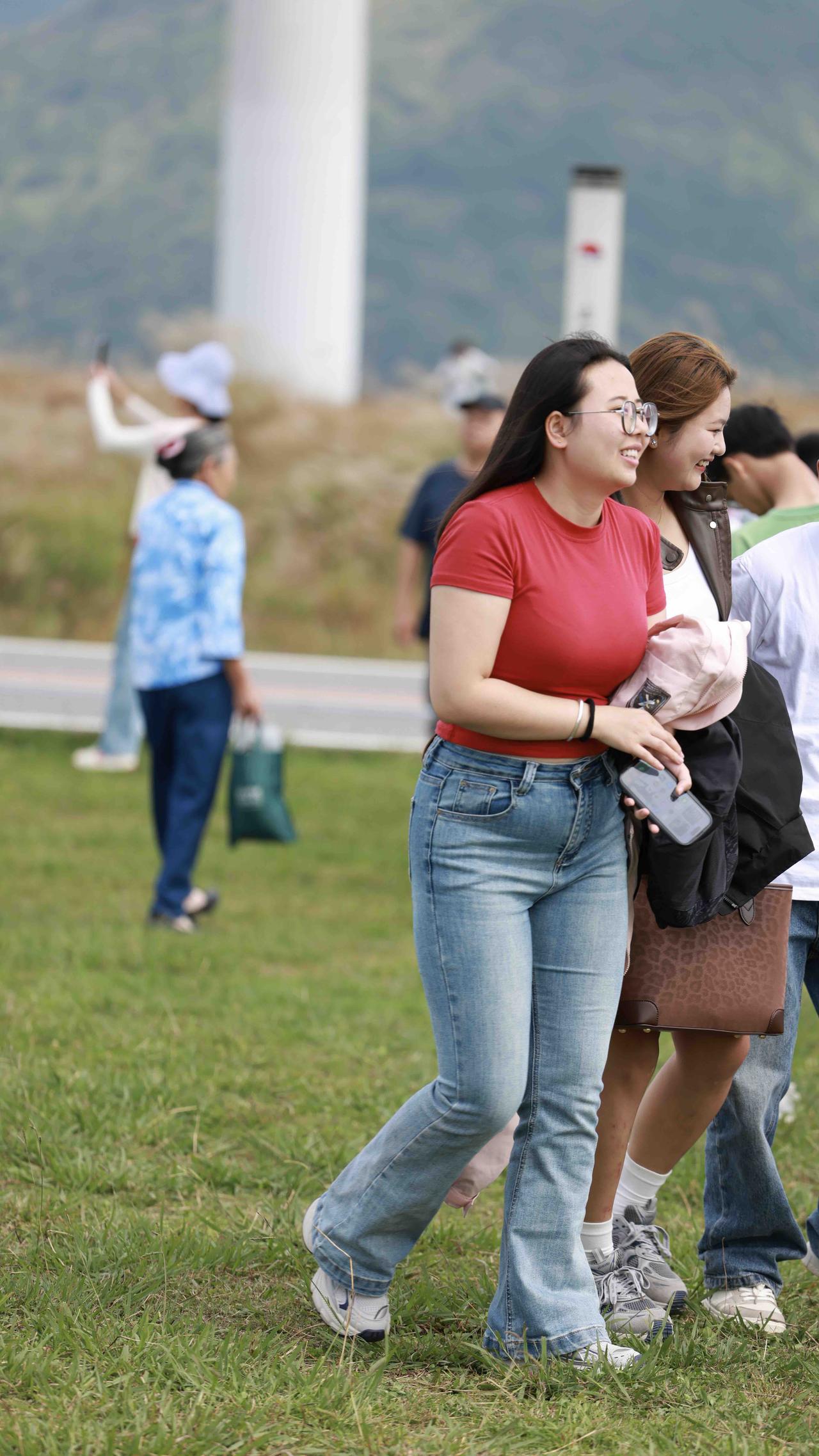 组图｜风掠过山野，把人群的喧闹揉进草木的清香里。
有人举着手机定格瞬间，有人并肩