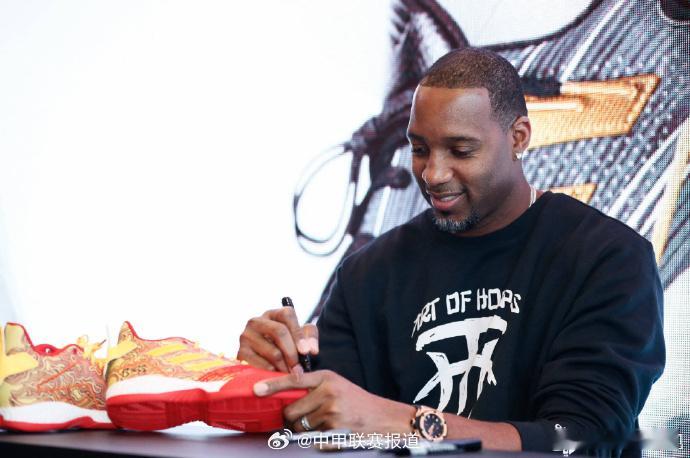 麦迪体验中医正骨睡着了 中医博大精深，麦迪多尝试几次会喜欢上中医的。 
