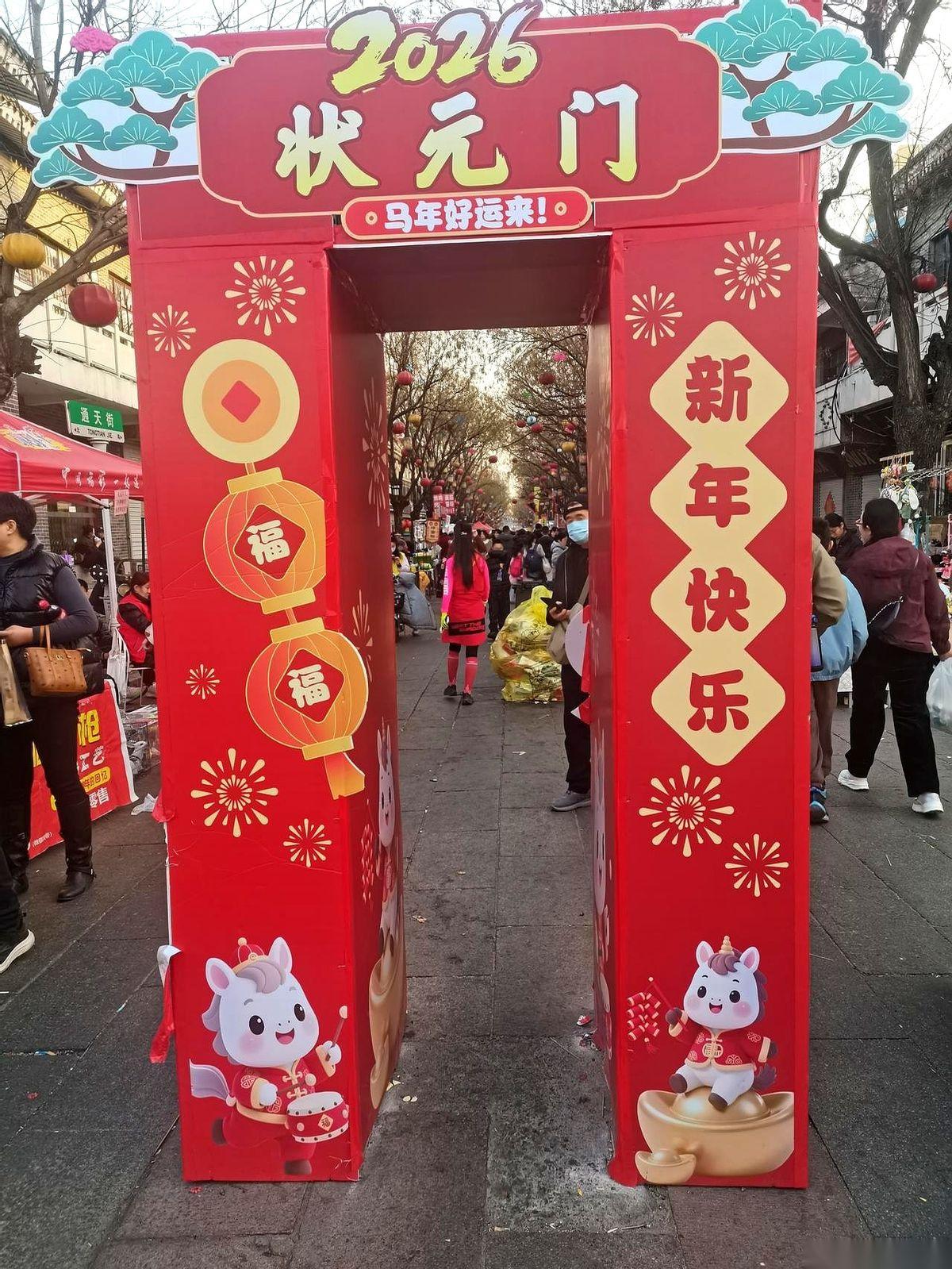 成绩跳出来那刻，女孩的目光像被定住了。屏幕上，英语分数赫然写着“60”。她喉咙发