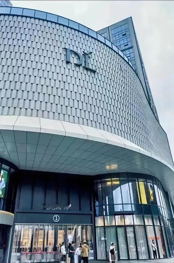 “胖东来”为什么不能推广，因为它存在的前提就是一个“畸形”。

1、胖东来的员工