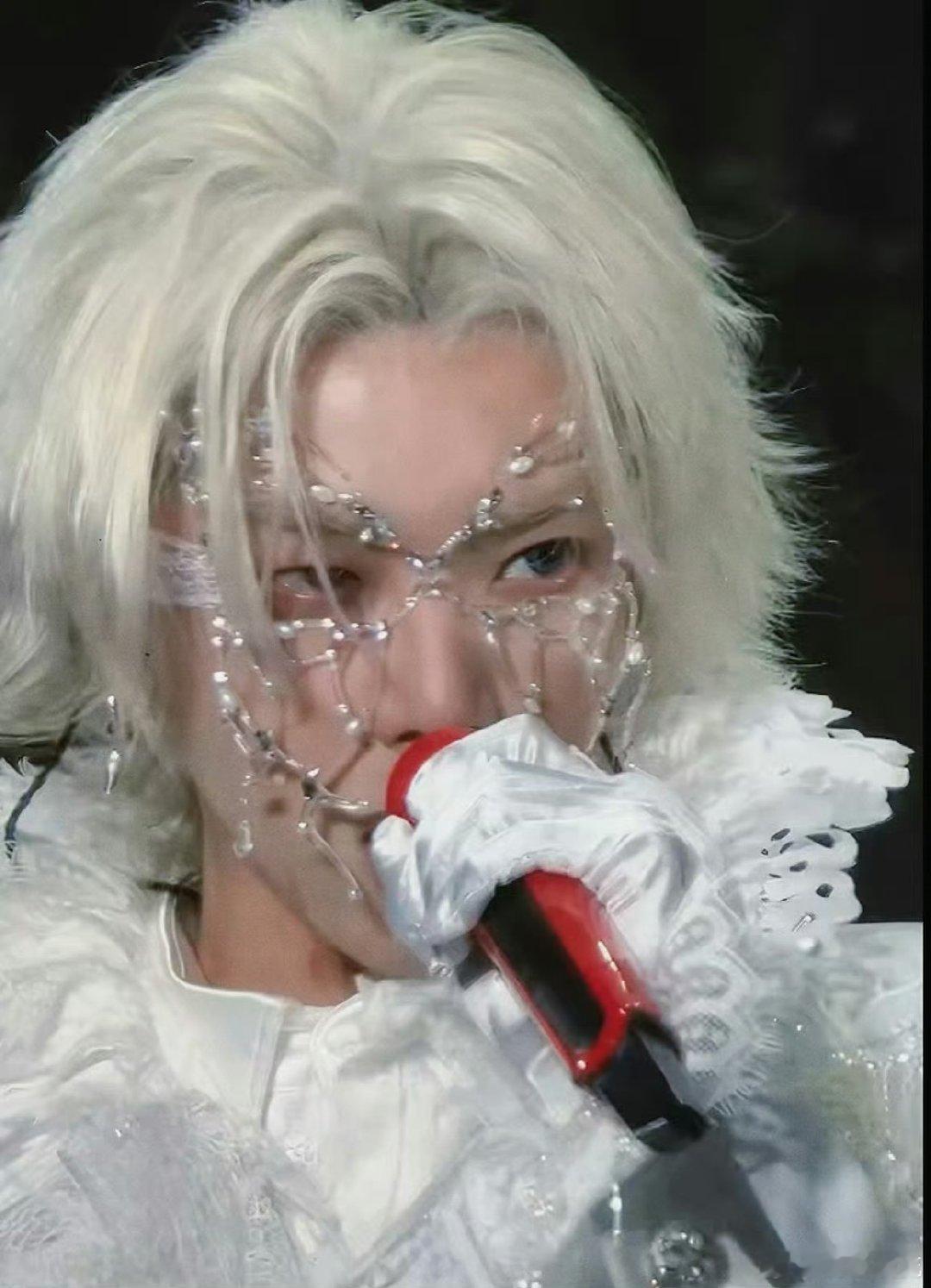 华晨宇蝴蝶脸链这种造型的成功，不仅在于饰品的昂贵，更在于它与佩戴者内核气质的高度