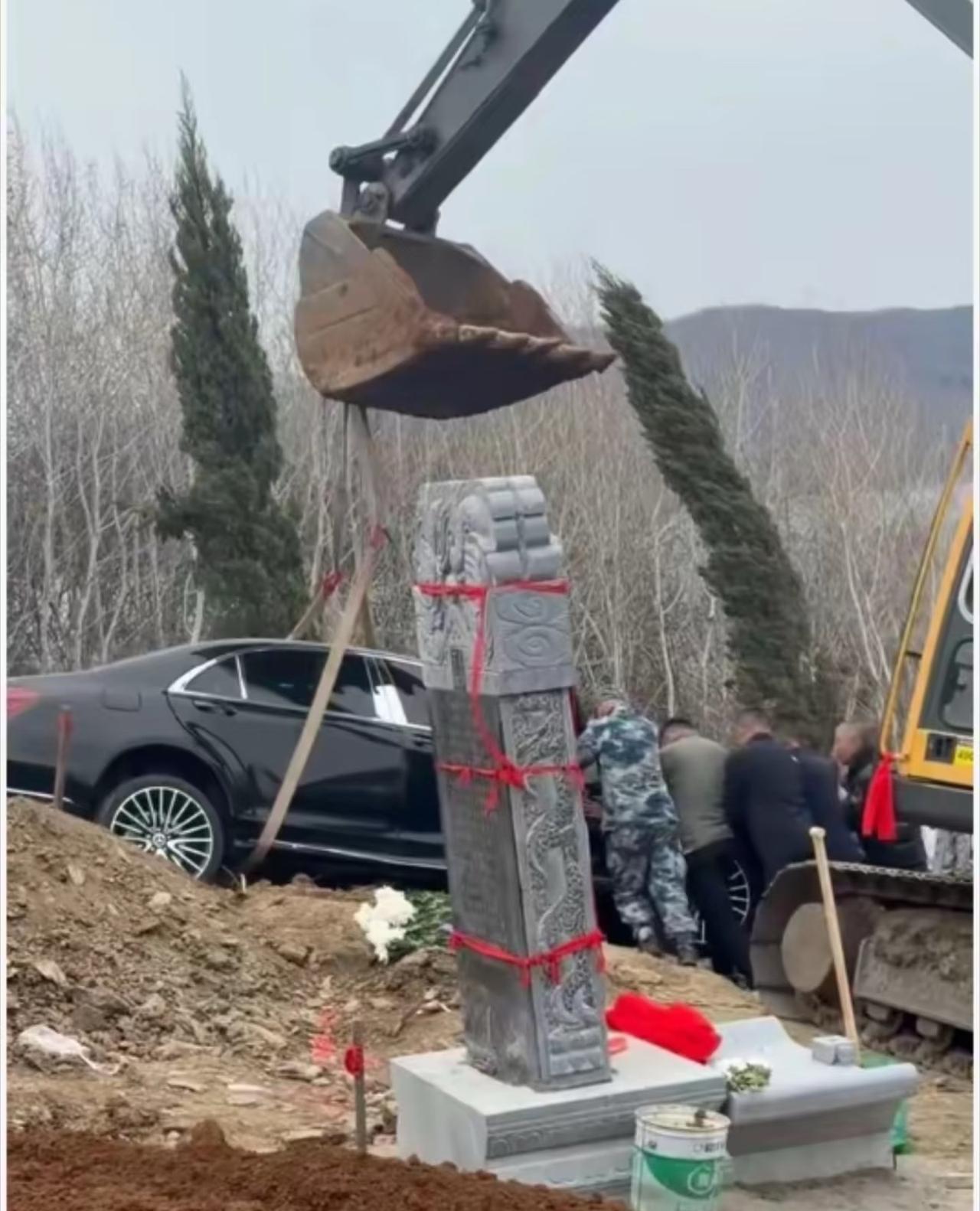 东北富豪陪葬百万奔驰车，网友炸了：有钱人的世界我不懂
	
这两天，辽宁辽阳一条视