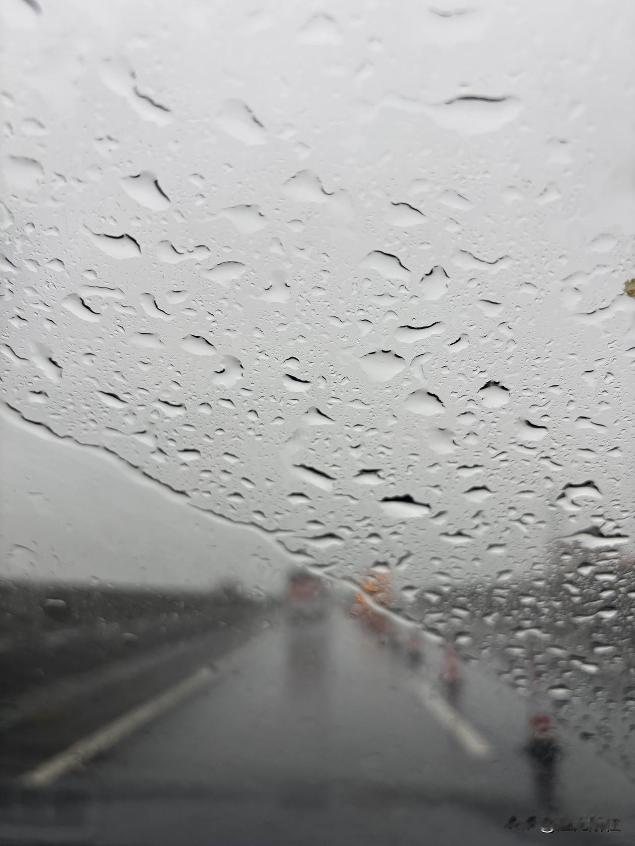 天气预报这么不准吗？
外面下着雨，一看天气预报还是多云，连气温也不对。