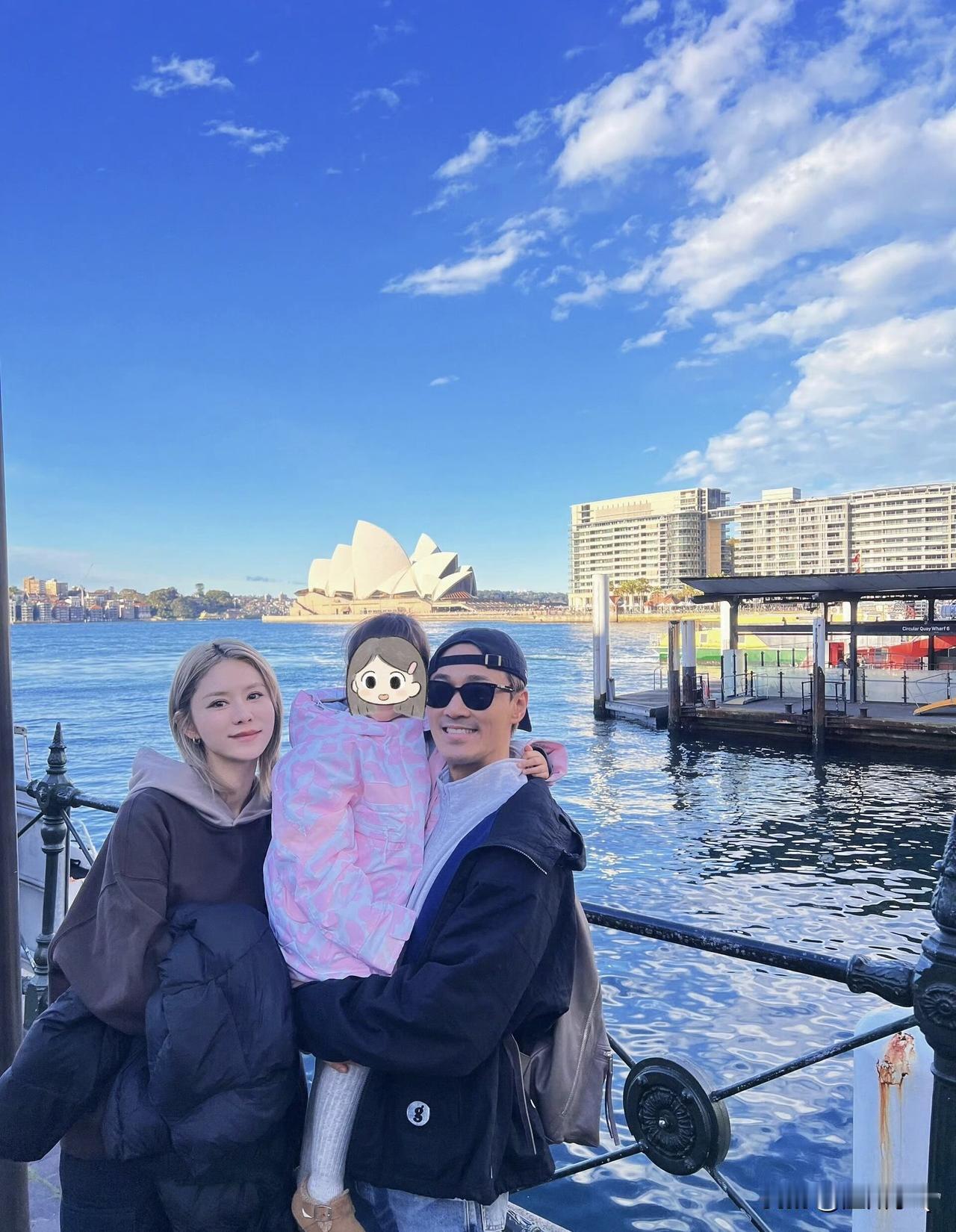 林峯带着妻儿去悉尼旅游，张馨月染了新发色后看起来漂亮很多，一家三口有说有笑其乐融