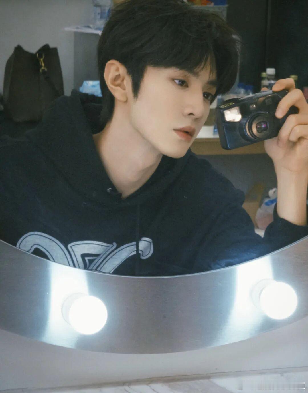 🍉桃那边给了陈哲远一部男频剧《不让江山》，而且是单人过会，算是现在对他很认可了