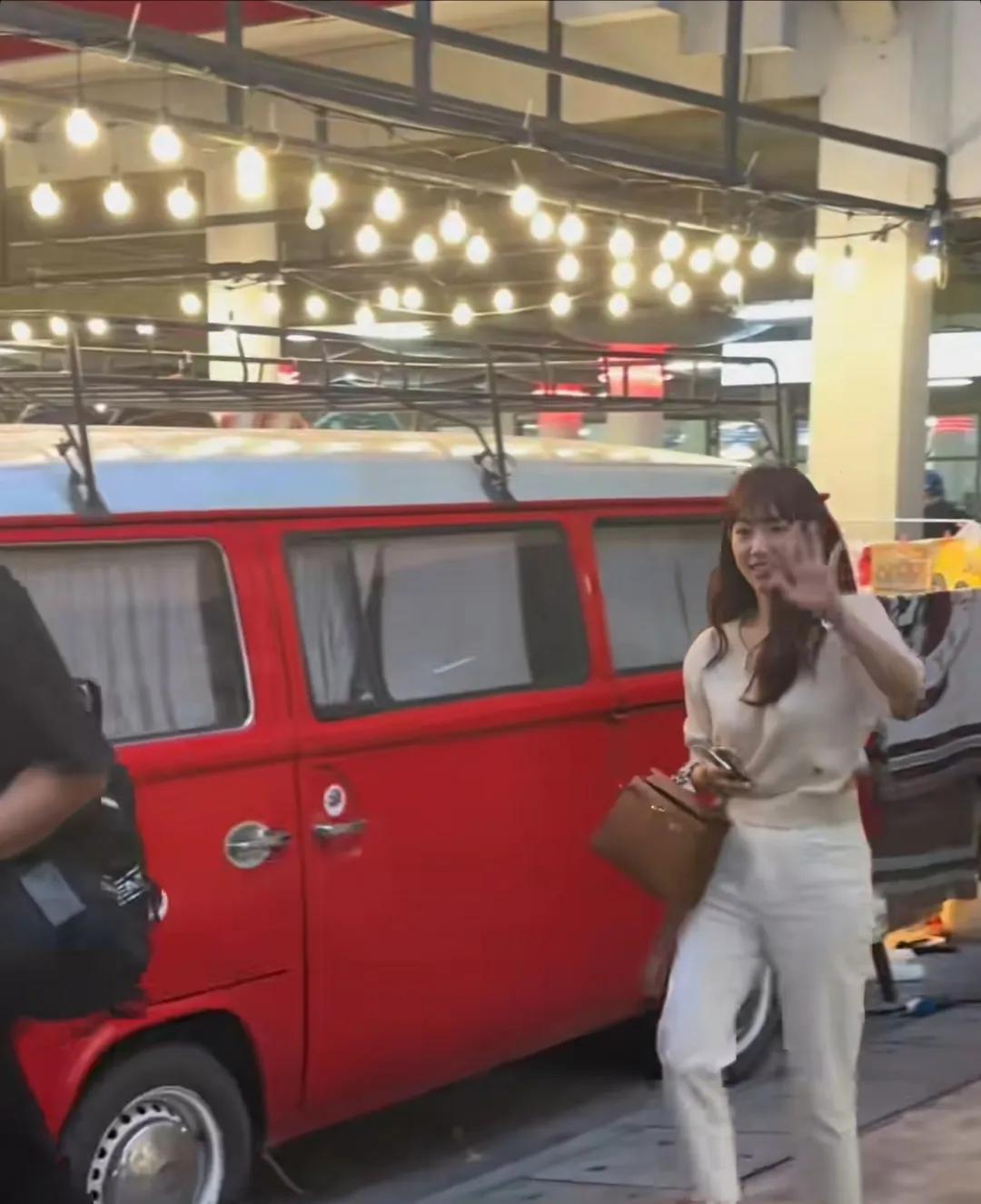 有网友在曼谷偶遇朴信惠，她现在的状态看起来好好呀，一点儿都看不出来生了孩子，真的