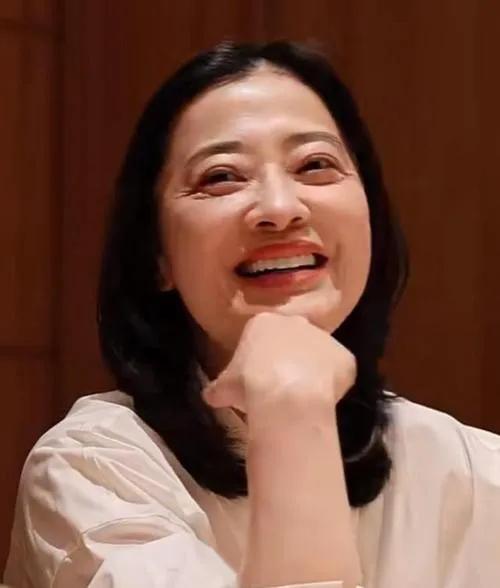 演员梅婷的生图，不美颜，没滤镜。
梅婷1975年出生，今年49岁。