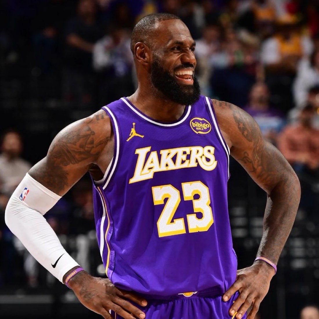 詹姆斯（膝盖酸痛），出战状态下调为出战成疑。湖人“全员健康”的状态大概维持了20