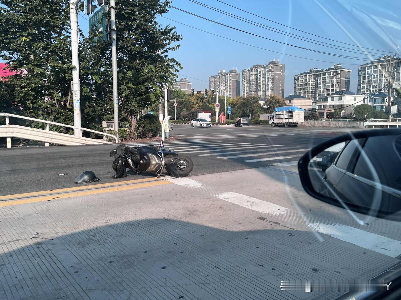 又一起车祸现场，人呢？
下班回家，红绿灯口，一辆电瓶车横倒在路边，看不到事故人，