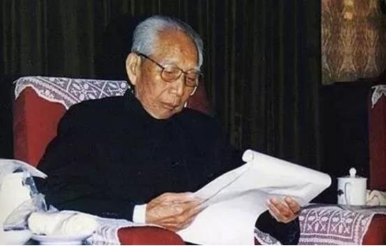 1952年，中央对王震违背毛主席的行为，进行了严厉的批评，并撤销了他在新疆的所有