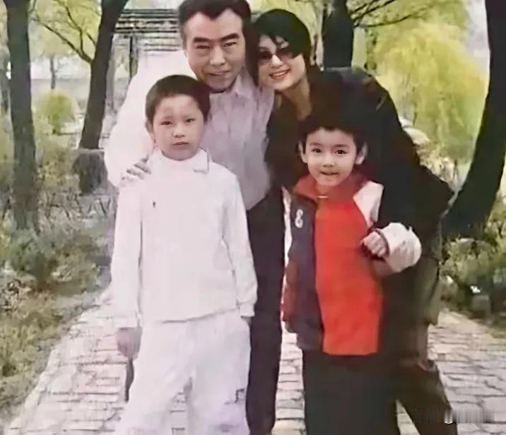 幸福的一家子，听说小娃当了演员，小老大呢，家里资源这么好，没有走文艺路线吗[wh